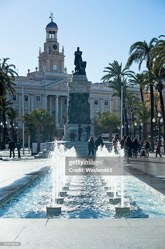 Spain, Andalusia, Cadiz, old town hall and fountain