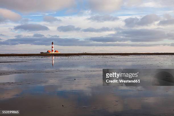 germany, schleswig-holstein, north sea coast, view of westerheversand lighthouse, wattenmeer - mar de wadden fotografías e imágenes de stock