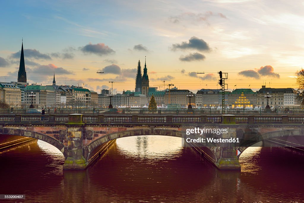 Germany, Hamburg, Lombard bridge on the Inner Alster Lake at sunset