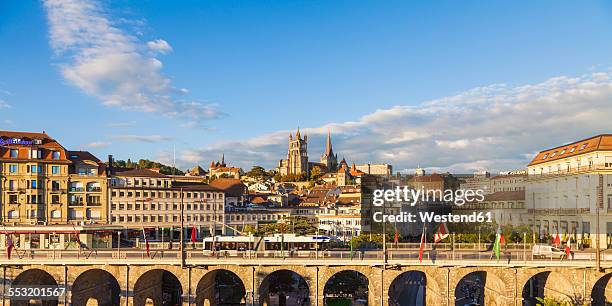 switzerland, lausanne, cityscape with bridge grand-pont and cathedral notre-dame - lausanne - fotografias e filmes do acervo