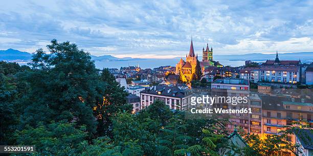 switzerland, lausanne, cityscape with cathedral notre-dame at dusk - lausanne stock-fotos und bilder