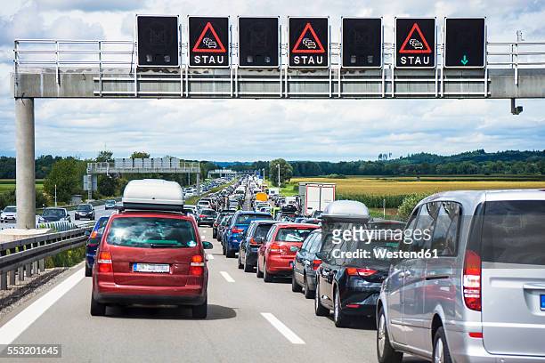 germany, bavaria, traffic jam on a9 highway between munich and nuremberg - embotellamiento fotografías e imágenes de stock