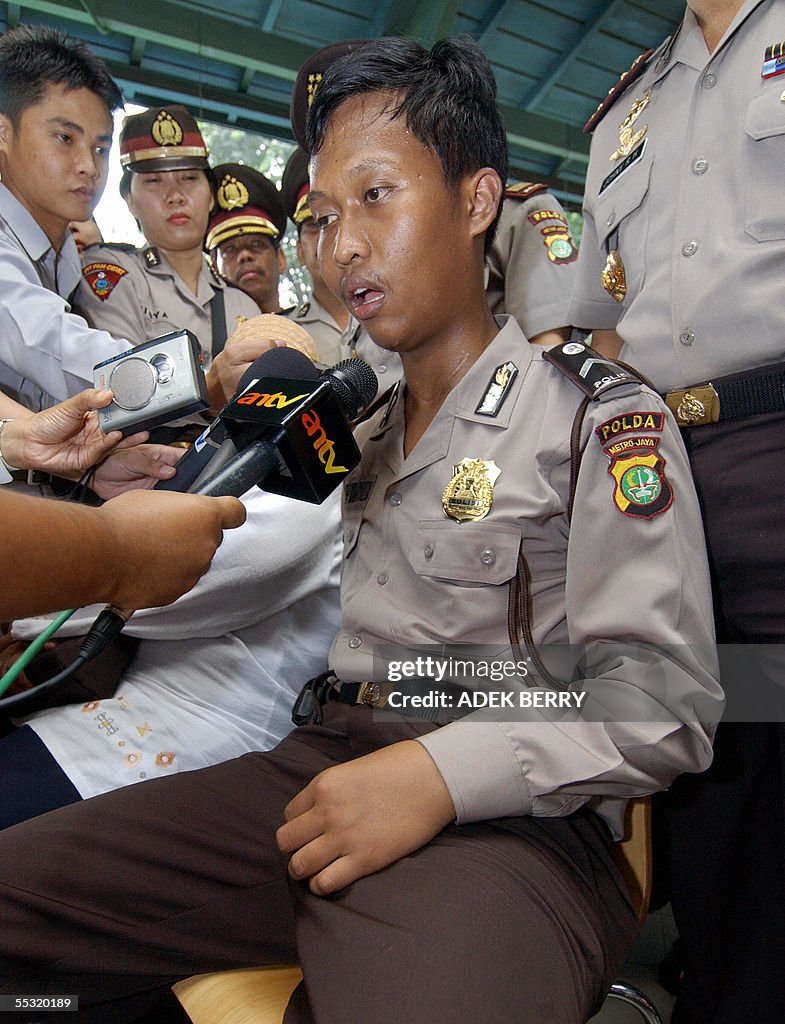 Indonesian police Asep Wahyudi (C), one
