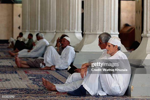Muslims In Iraq Iraqs Islamic Constitution Photos and Premium High Res Pictures - Getty ...