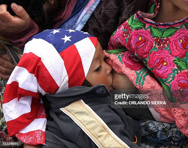 Una mujer indigena amamanta a su hijo mientras participa en un bloqueo de la carretera Interamericana a la altura de Cuatro Caminos, municipio de San...