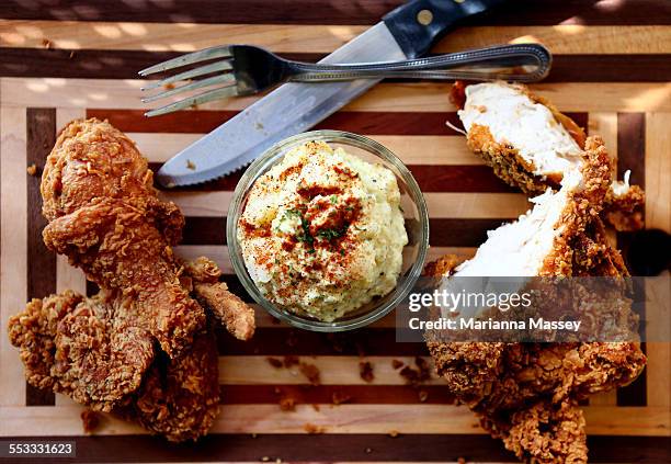 southern fried chicken - fried chicken stockfoto's en -beelden