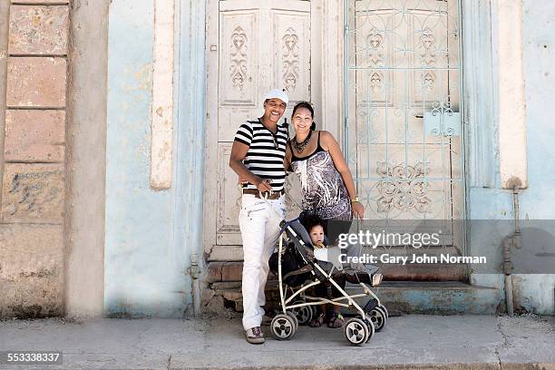 portrait of cuban family in havana - havana pattern stock pictures, royalty-free photos & images