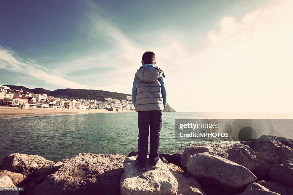 Kid looking to Sesimbra bay