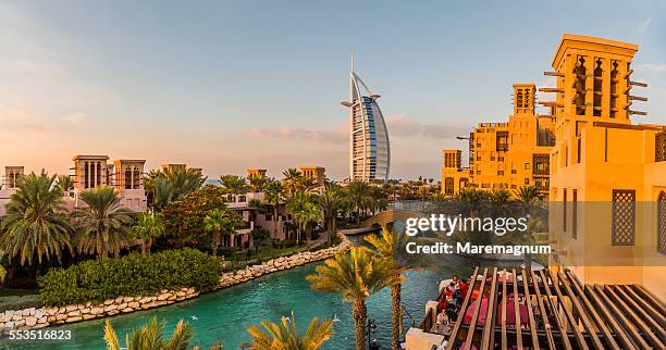 jumeirah, burj al-arab from medinat jumeirah - dubai city stockfoto's en -beelden