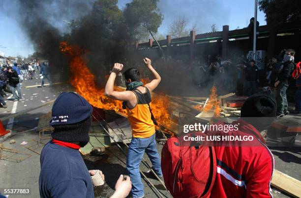 Un grupo de jovenes enciende barricadas en las afueras del Cementerio General en Santiago, el 11 de setiembre de 2005, durante la conmemoracion de...