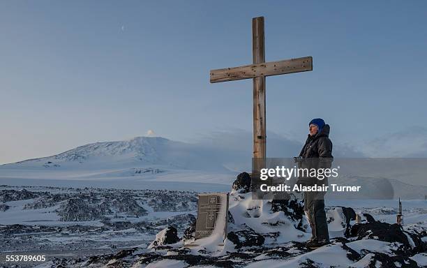 memorial to captain robert falcon scott at cape evans, antarctica. - the lost photographs of captain scott stockfoto's en -beelden