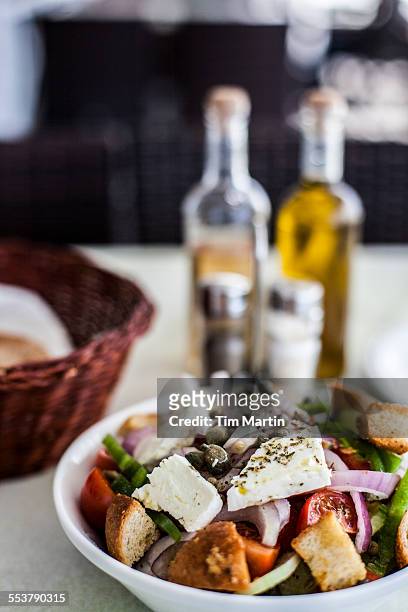 greek salad - griechischer salat stock-fotos und bilder