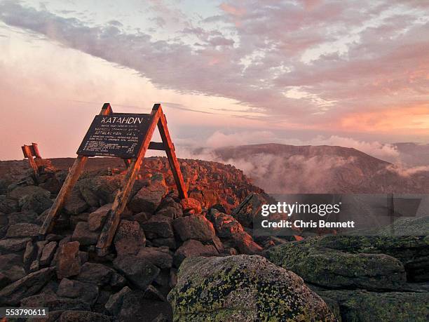 the summit sign on maines mount katahdin seen at sunrise. - montañas apalaches fotografías e imágenes de stock