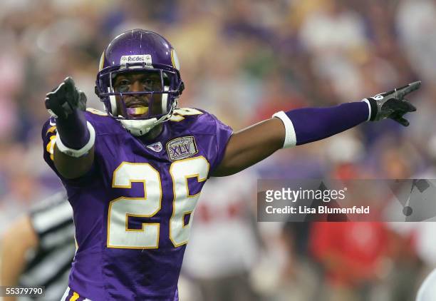 Antoine Winfield of the Minnesota Vikings reacts to a false start against the Tampa Bay Buccaneers on September 11, 2005 at H.H.H. Metrodome in...