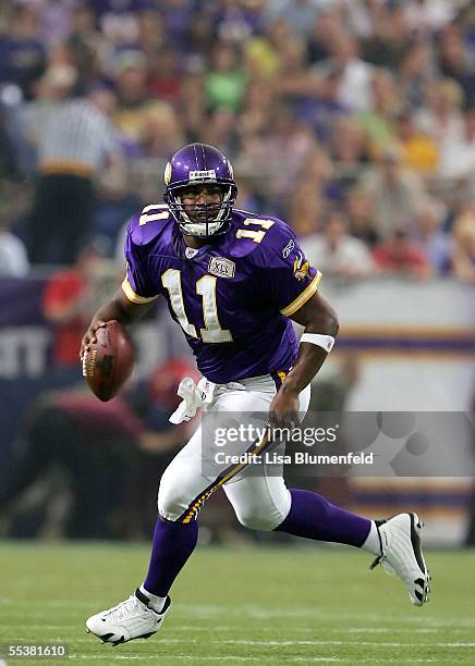 Quarterback Daunte Culpepper of the Minnesota Vikings looks to pass against the Tampa Bay Buccaneers on September 11, 2005 at H.H.H. Metrodome in...