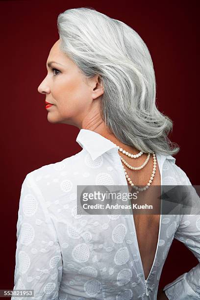 grey haired woman with pearl necklaces, profile. - pearl jewellery 個照片及圖片檔