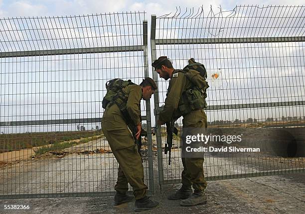 Israeli Padlocks 1,830 Israel Troop Pullout Stock Photos, High-Res Pictures, and Images ...