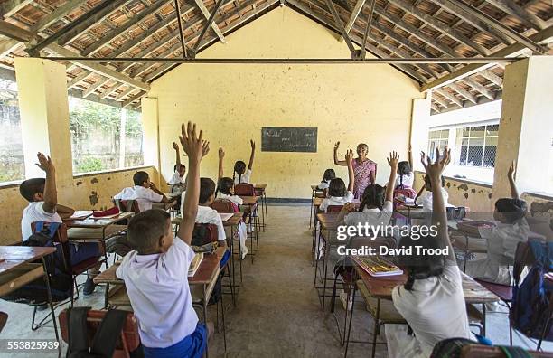 students at a primary school in sri lanka - sri lankan culture stock pictures, royalty-free photos & images