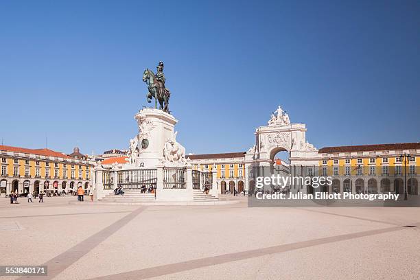 praca do comercio and arco da rua augusta, lisbon. - provincie lissabon stockfoto's en -beelden
