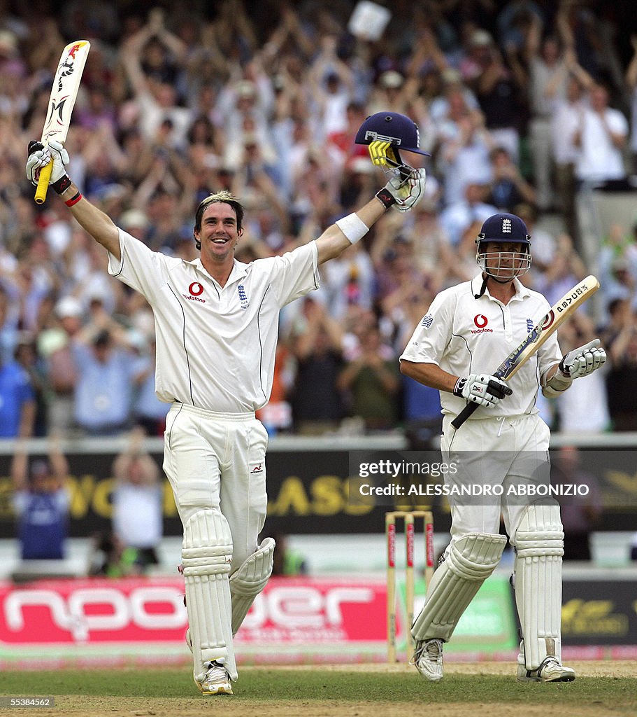 England's Kevin Pietersen (L) celebrates