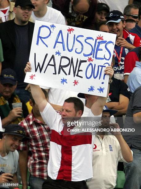 London, UNITED KINGDOM: England fans taunt Australian fans on the fifth day of the fifth and final NPower Ashes Test match at the Oval cricket ground...
