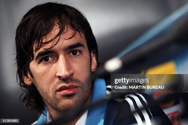 Spanish Raul 248 Real Madrid Striker Raul Gonzalez Stock Photos, High-Res Pictures ...