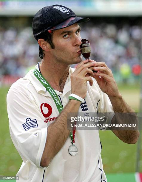 London, UNITED KINGDOM: England's captain Michael Vaughn kisses a replica of the Ashes urn at the Oval cricket ground in London 12 September 2005....