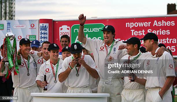 London, UNITED KINGDOM: England's Captain Michael Vaughan kisses the replica Ashes trophy after defeating Australia in The Ashes in the 5th Test...