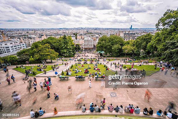 square louise michel in montmartre, paris - montmartre stockfoto's en -beelden