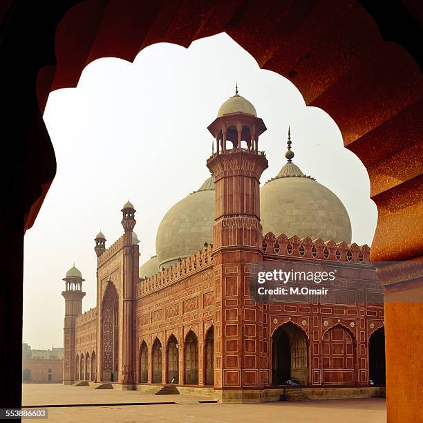 badshahi mosque lahore - badshahi mosque stock pictures, royalty-free photos & images