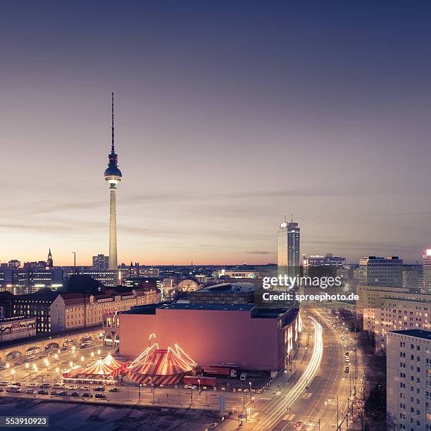 berlin skyline with fernsehturm - berlin fernsehturm stock pictures, royalty-free photos & images