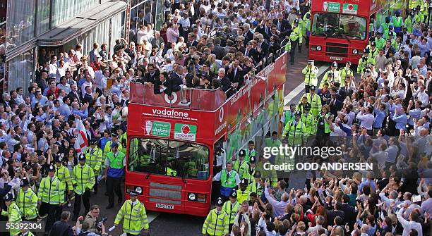 London, UNITED KINGDOM: England's cricket team rides in an open top double decker bus through Fleet street enroute to Trafalgar square in London, 13...