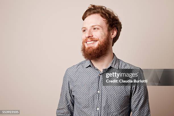 smiling guy - bearded man stockfoto's en -beelden