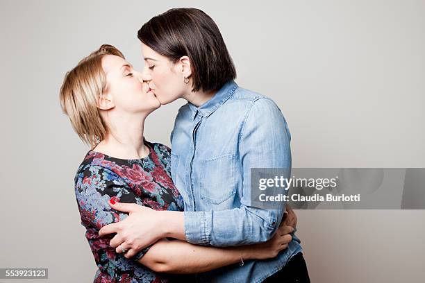 lesbian couple kissing on the lips - beso en la boca fotografías e imágenes de stock