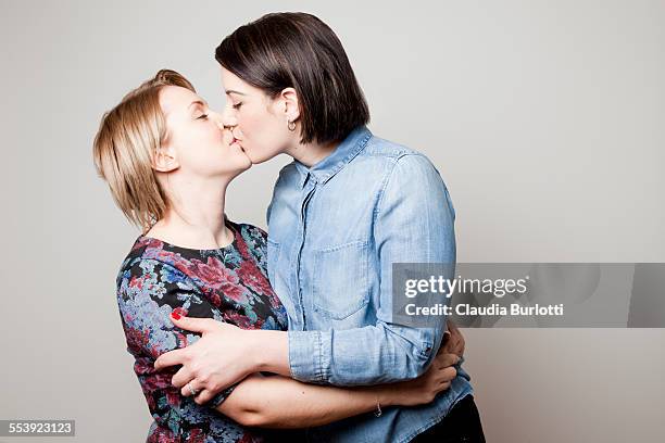 lesbian couple kissing on the lips - gay couple kissing stock pictures, royalty-free photos & images