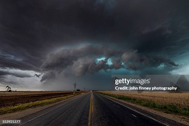 the bear's cage, tornado cloud over texas. - thinder photos et images de collection