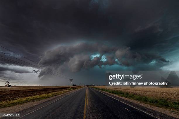 the bear's cage, tornado cloud over texas. - cacciatore di tempeste foto e immagini stock
