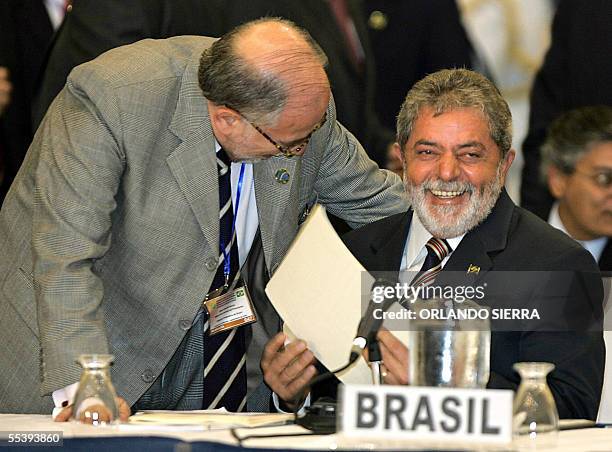 El presidente de Brasil, Luiz Inacio Lula da Silva sonrie mientras habla con un integrante de la delegacion brasilena en la Cumbre de presidentes de...