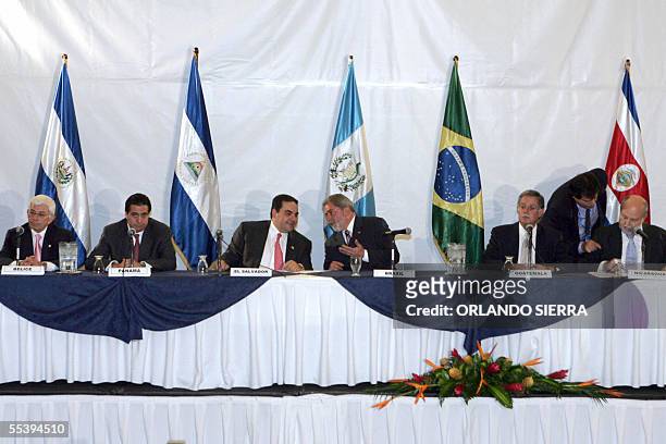 De izquierda a derecha: Said Musa, primer ministro de Belice, Martin Torrijos, presidente de Panama, Elias Antonio Saca, presidente de El Salvador,...