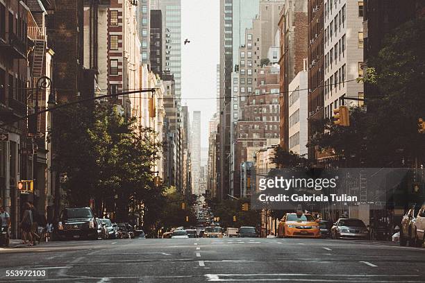new york avenue at morning - via principale foto e immagini stock