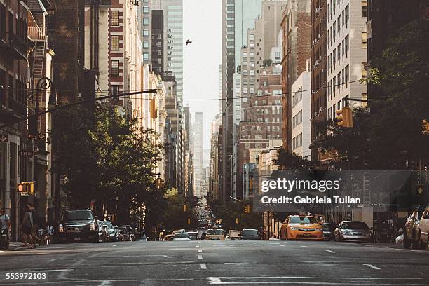 new york avenue at morning - city street 個照片及圖片檔