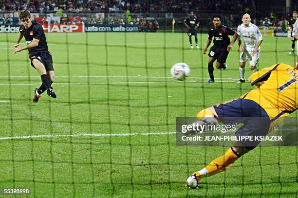 Lyon's Brazilian midfielder Pernambucano Juninho misses a penalty kick against Real Madrid, 13 September 2005 at Gerland Stadium in Lyon, during the...