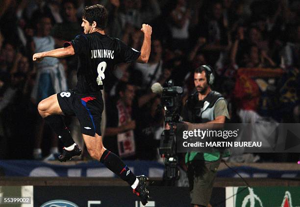 Lyon's Brazilian midfielder Pernambucano Juninho reacts after scoring a goal against Real Madrid, 13 September 2005 at Gerland Stadium in Lyon,...