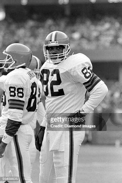 Tight end Ozzie Newsome, of the Cleveland Browns, on the sidelines during a game on December 14, 1986 against the Cincinnati Bengals at Riverfront...