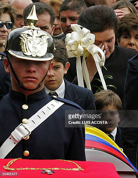 Amparo Canal esposa del ex-presidente de Colombia, Julio Cesar Turbay Ayala, llora junto al feretro de su marido en Bogota, el 14 de setiembre de...