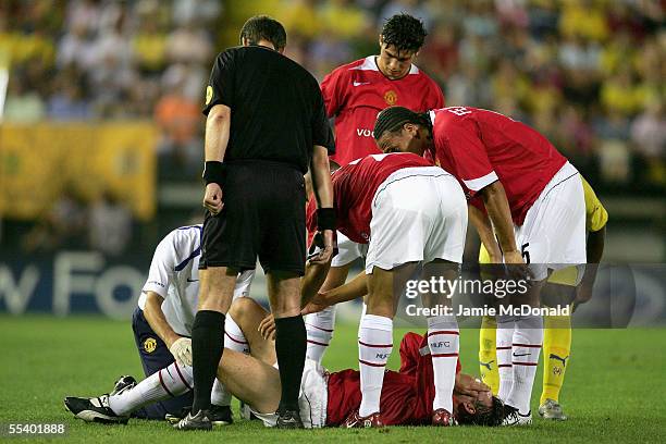 Gabriel Heinze of Manchester United injures his knee during the UEFA Champions League, Group D match between Villarreal and Manchester United at the...