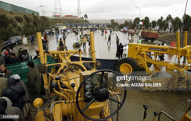 Maquinaria pasada de la alcaldia de El Alto bloquea cerca de un peaje la entrada de la autopista que une con La Paz el 14 de septiembre de 2005. El...