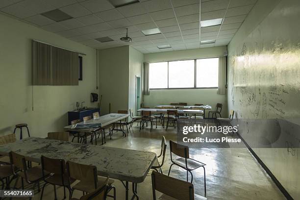 empty classroom in mexico city - deserción fotografías e imágenes de stock