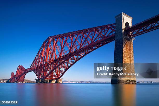 edinburgh - forth rail bridge - ship's bridge imagens e fotografias de stock