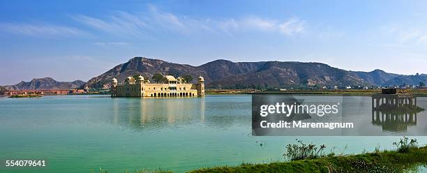 the jal mahal and the man sagar lake - rajasthan stock pictures, royalty-free photos & images